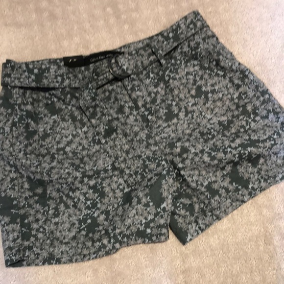 Calvin Klein floral print green shorts w/belt. NWT - Picture 1 of 5